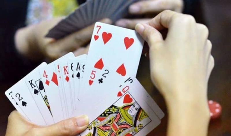 Sắp xếp bài hợp lý, không để bài “thò” ra ngoài